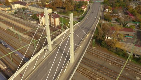 imágenes de drones del puente elisabeth en bekescsaba, hungría círculos de drones a la derecha