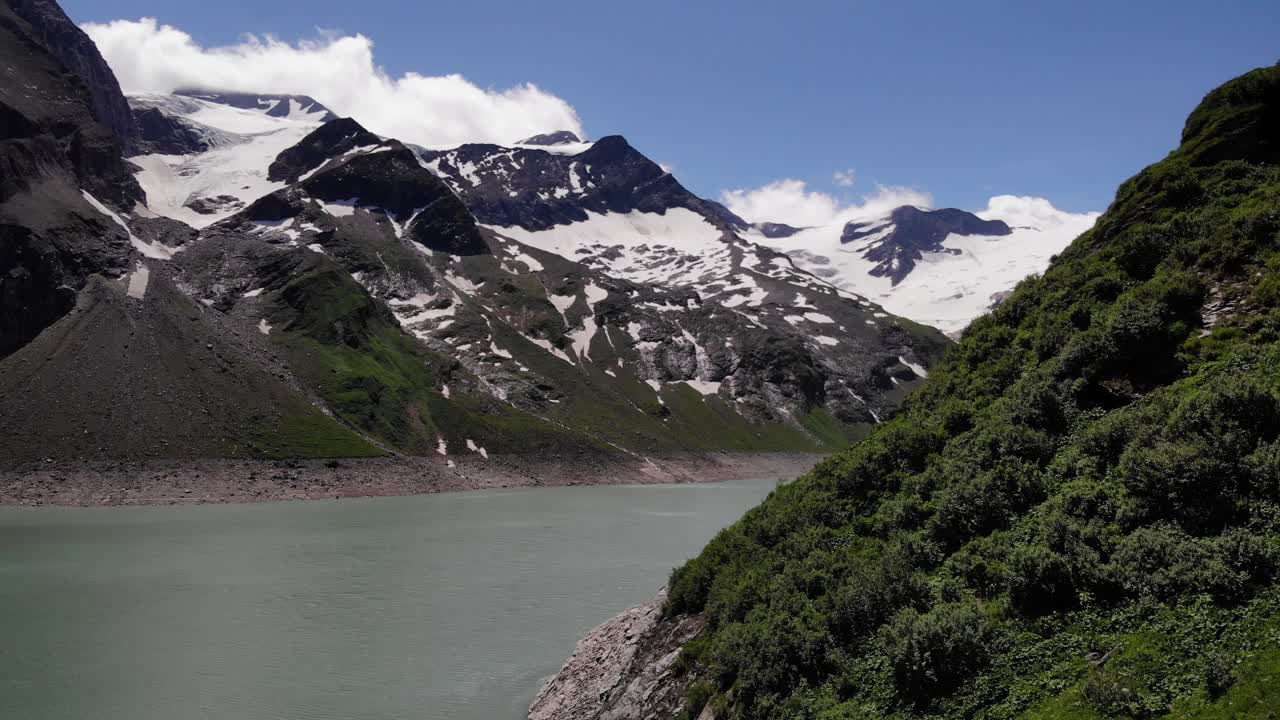 панорама водохранилища ватерфалбоден и гор в капруне, австрия