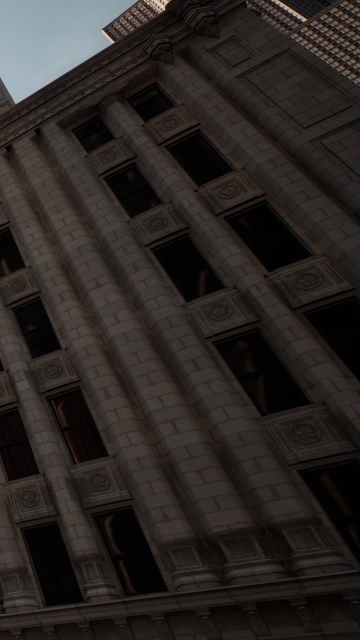 Edificio alto in un'area urbana con strutture alte nelle vicinanze sotto la luce del sole.