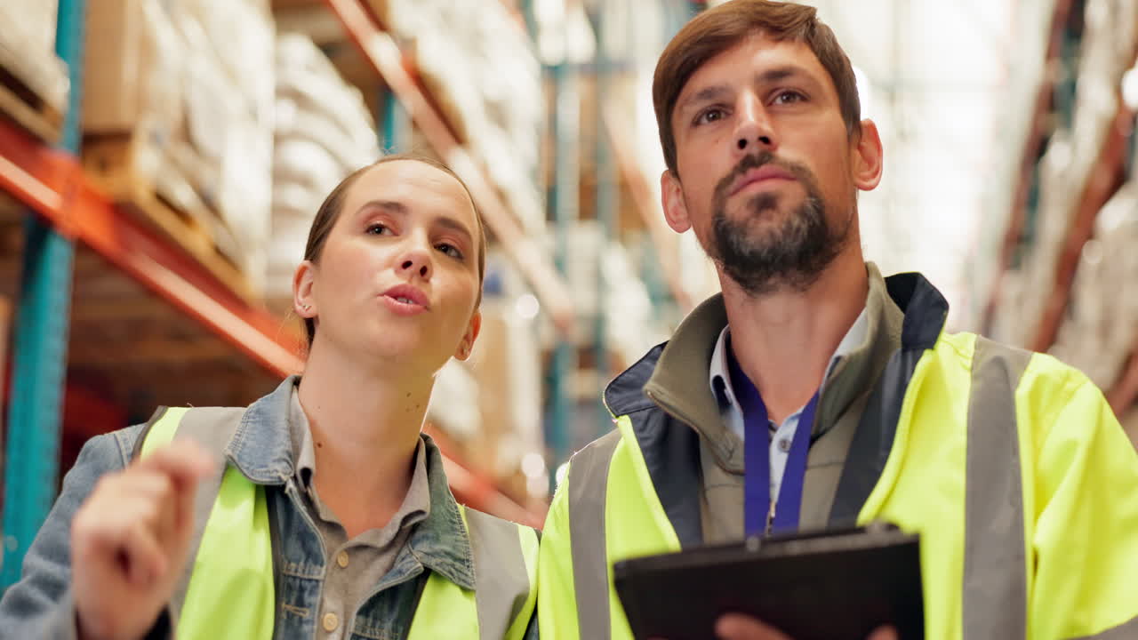 trabajadores del almacén discutiendo el inventario