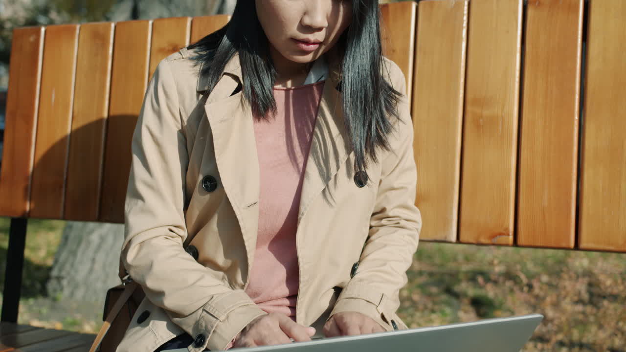 공원에서 노트북으로 일하는 여자