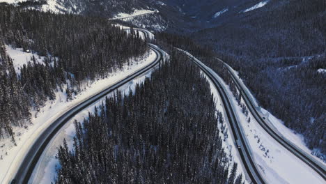 vistas aéreas de caminos sinuosos en las montañas rocosas de colorado