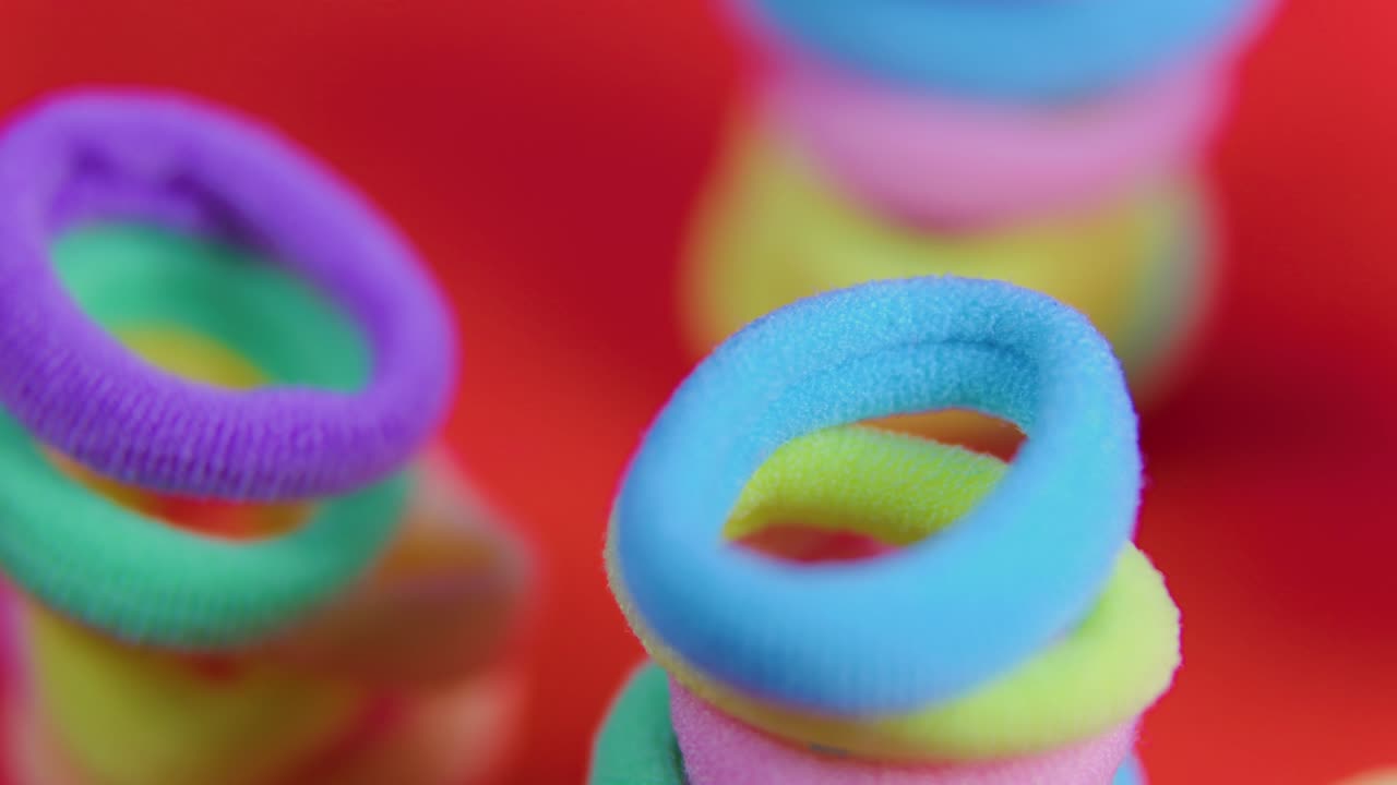 colores vibrantes girando cerca de las bandas de goma en el fondo rojo