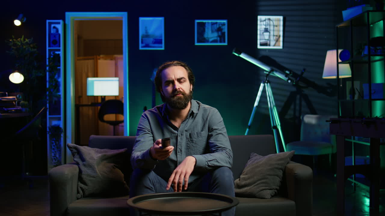 hombre perplejo viendo un partido deportivo de equipo poco convincente en la televisión