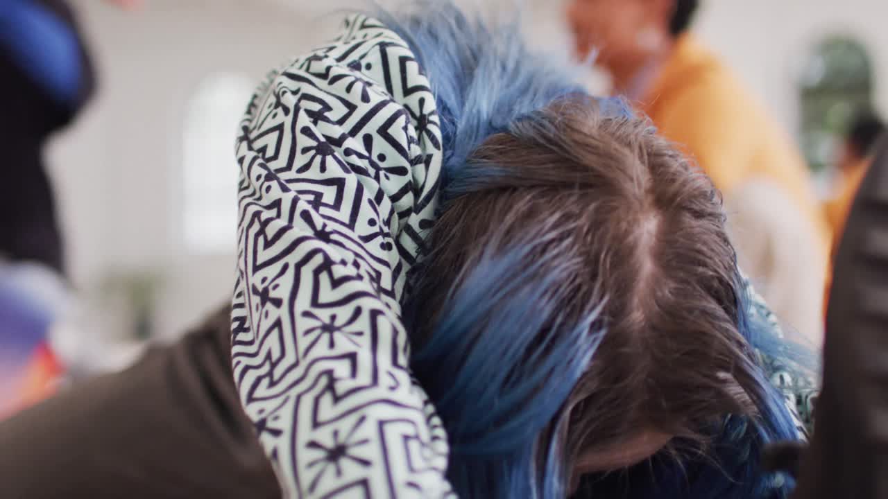 백인 여성 댄서가 댄스 스튜디오에서 다양한 동료들과 함께 스트레칭, 슬로우 모션