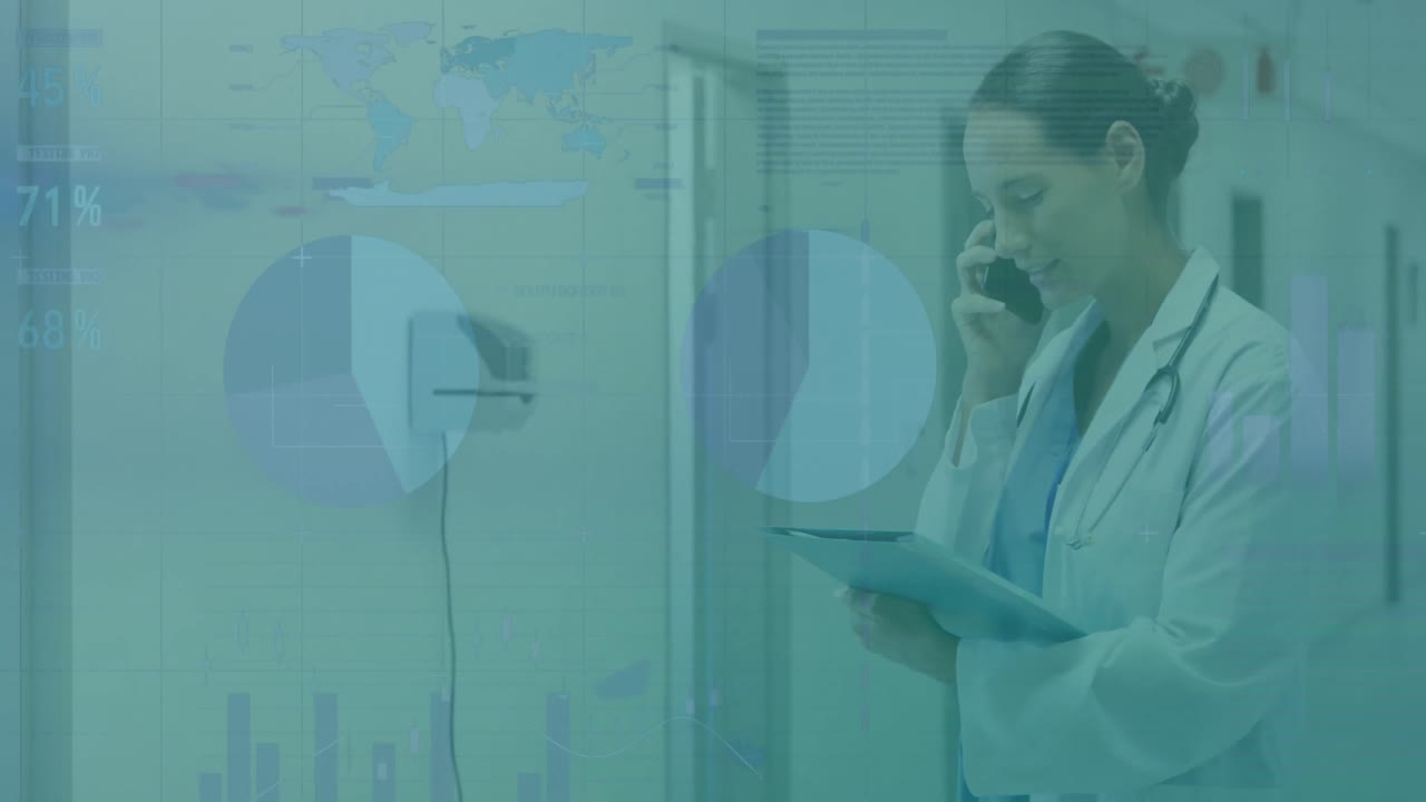 animación del procesamiento de datos sobre una doctora caucásica sonriente