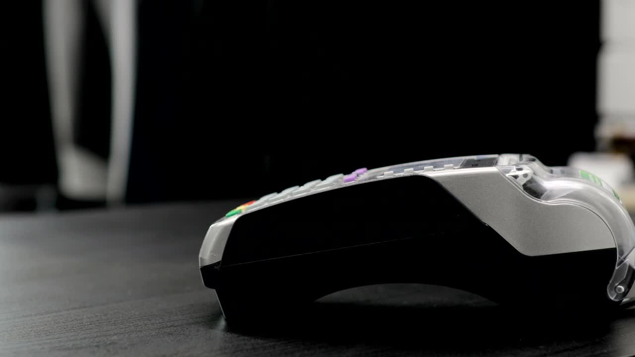 fotografía en primer plano de una persona que utiliza un pase de pago móvil