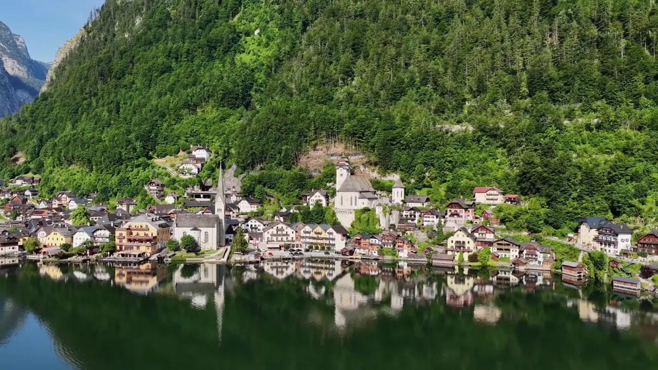 Letecký záběr na Hallstatt v Rakousku v létě