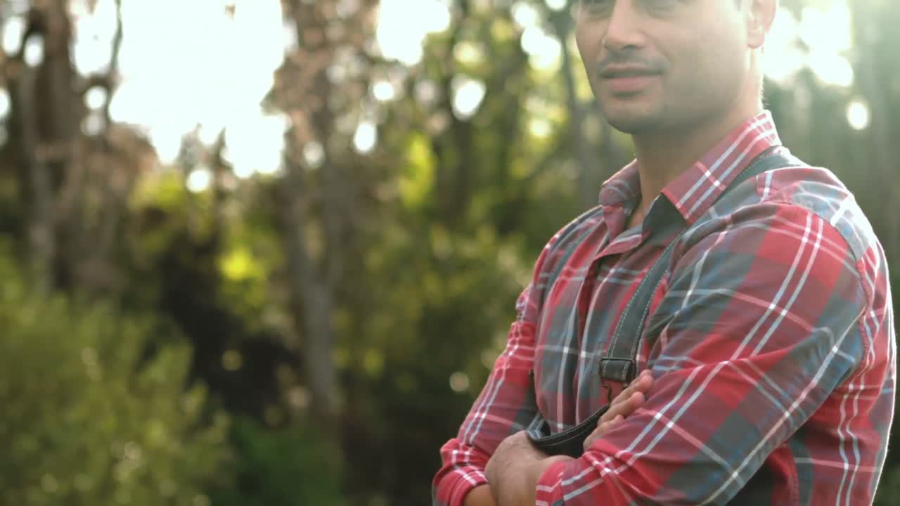 심각한 정원사 팔을  ⁇ 은 남자