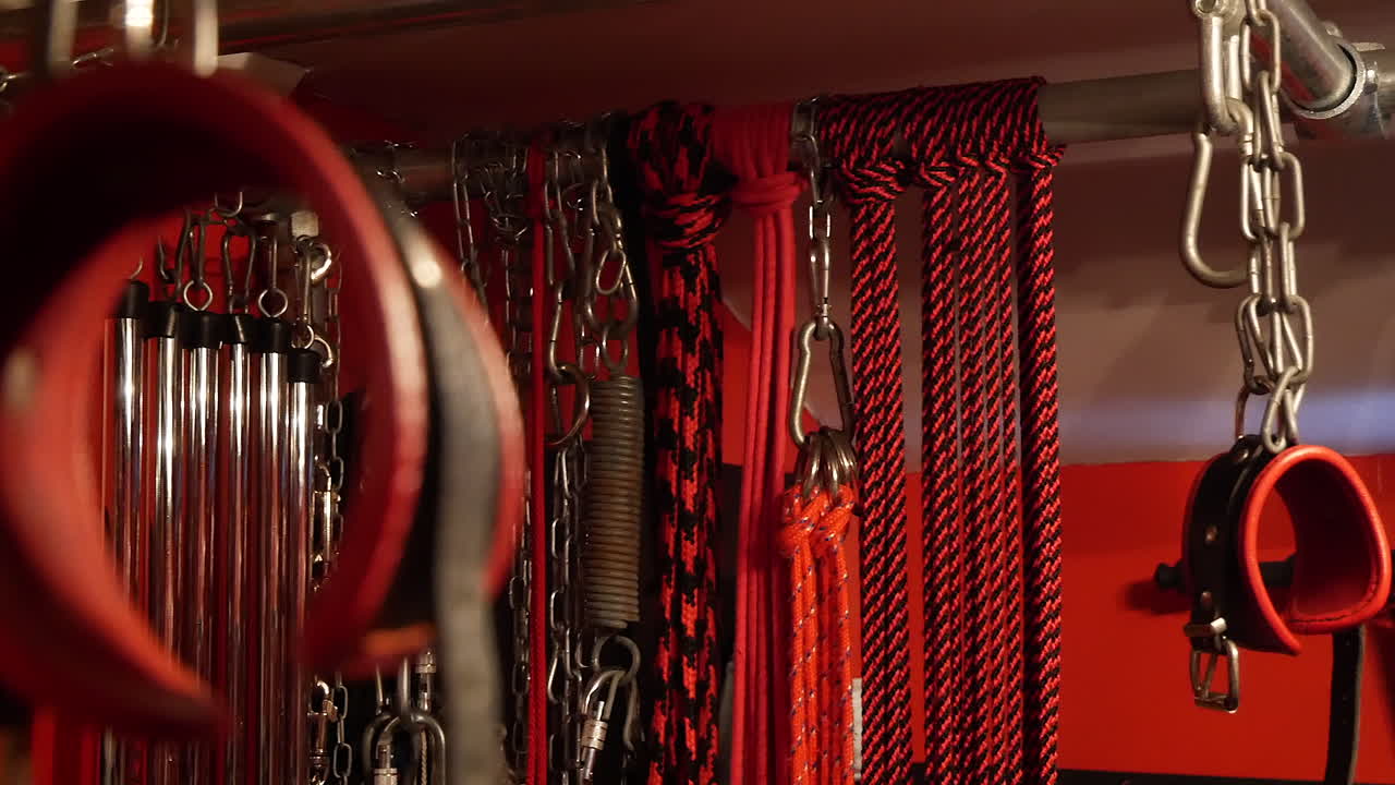 sala de mazmorras bdsm, celda de sótano, juego de rol de tortura