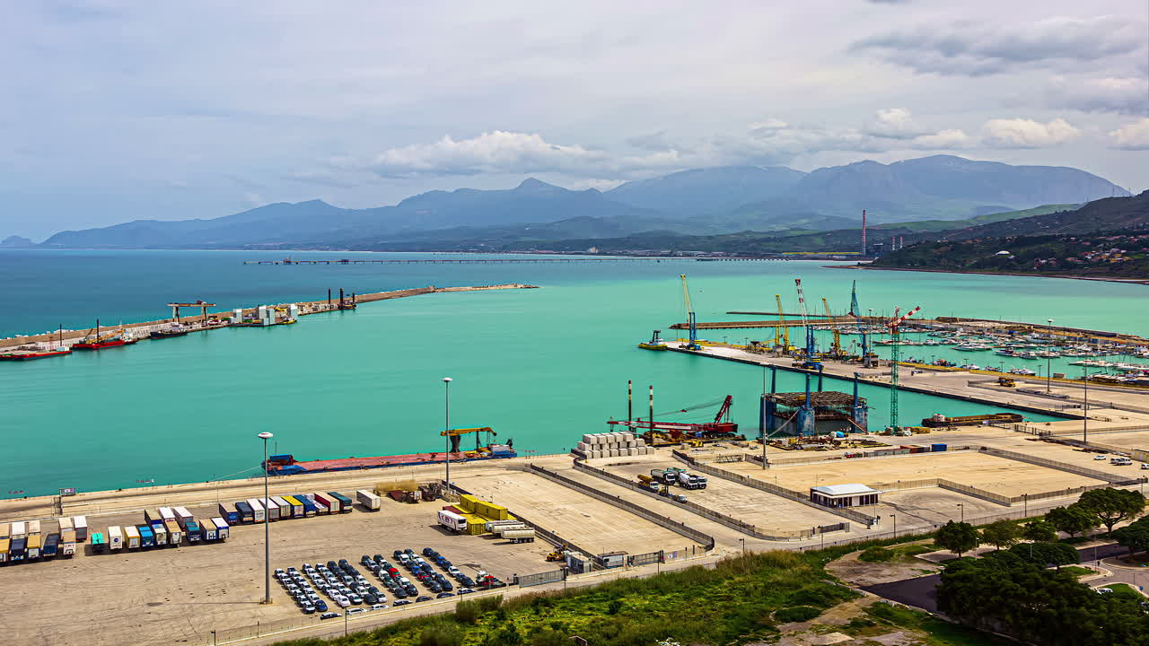 vista del belvedere capo grillo con vulcanello y las islas lipari con los picos rocosos faraglioni y pietra lunga en sicilia en italia con movimiento de nubes en timelapse