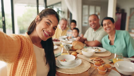 Essen,-Selfie-Und-Lächeln-Mit-Der-Großen-Familie-Am-Tisch