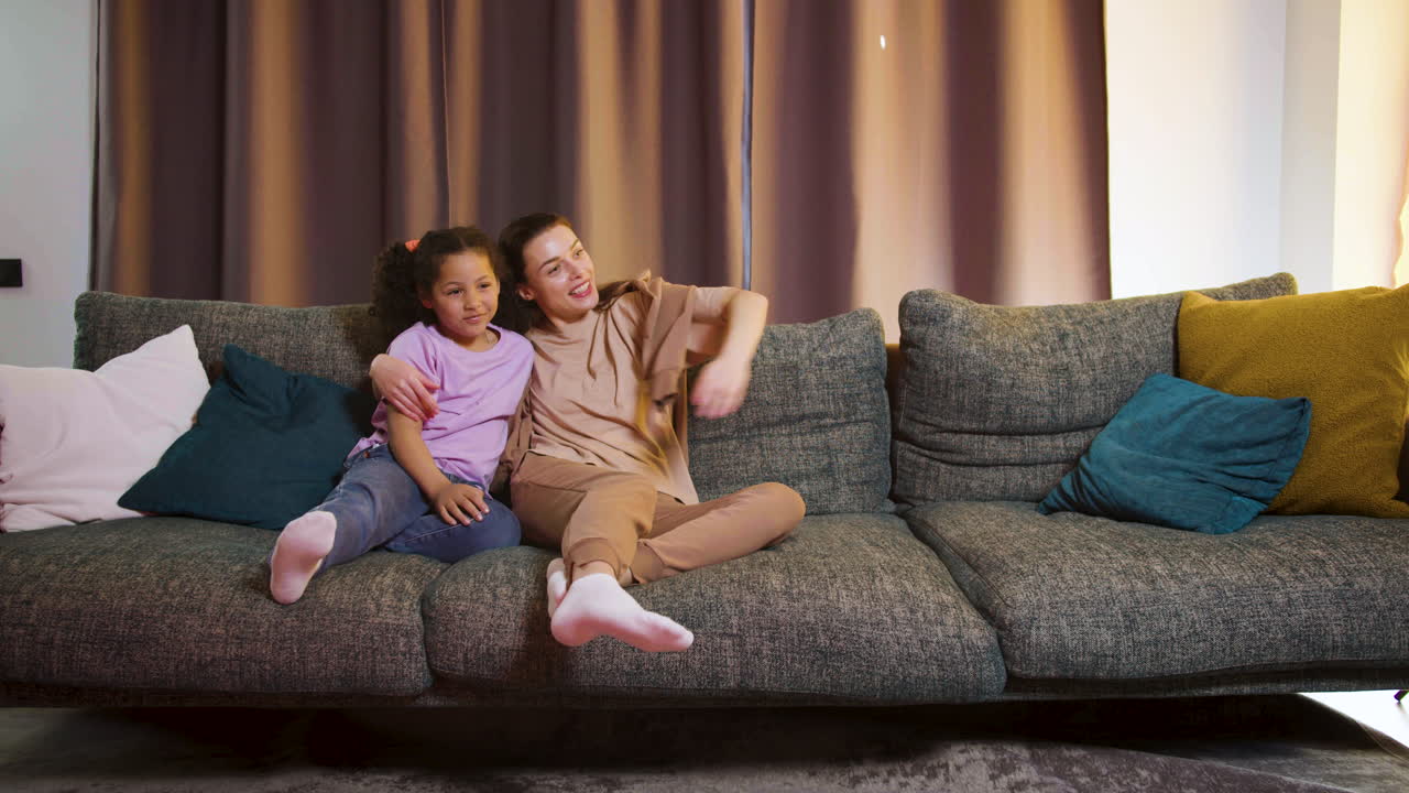 familia viendo una película en casa
