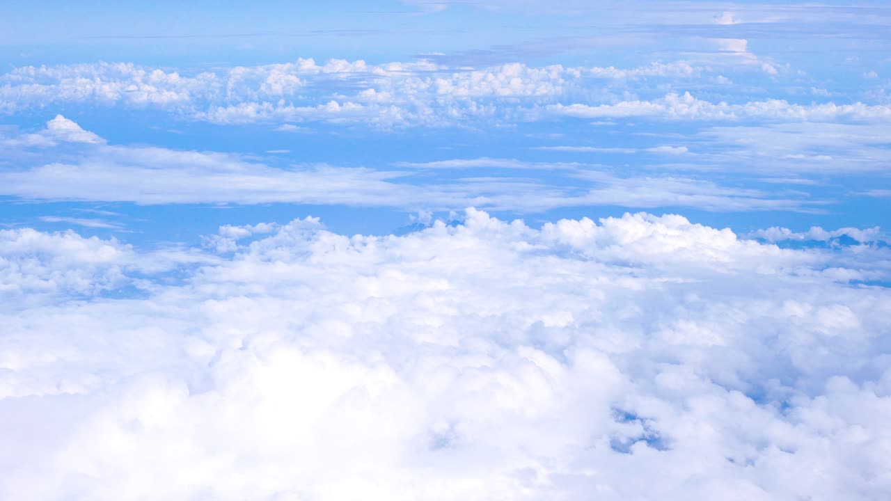 밝고 아름다운 푸른 하늘 풍경 배경, 더 높은 푹신한 움직임 구름 레이어, 놀라운 낙원