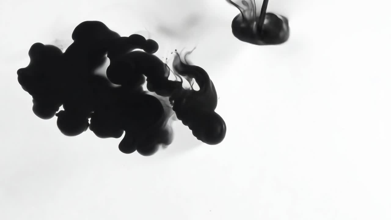 la tinta negra que se disuelve en el agua crea formas hipnotizantes contra un fondo blanco limpio, mostrando la difusión de fluidos