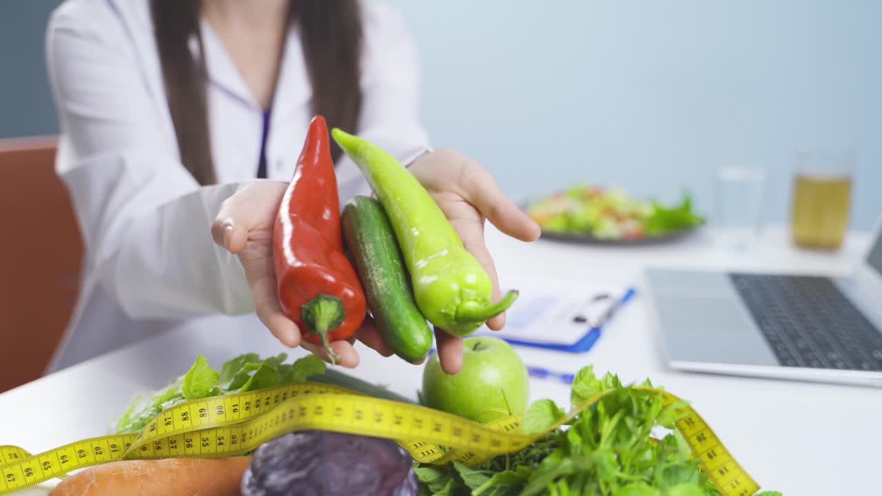 un médico dietista con verduras. mensaje de vida saludable.