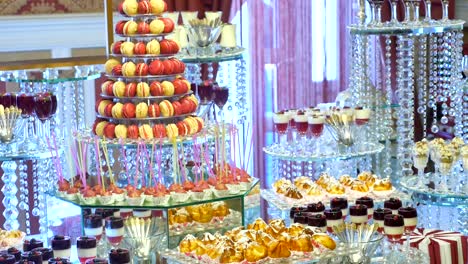 bar de dulces boda, buffet de dulces, deliciosa barra de dulces en una boda