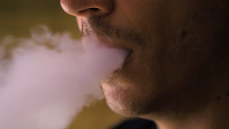 joven vapeando un cigarrillo electrónico, vaper