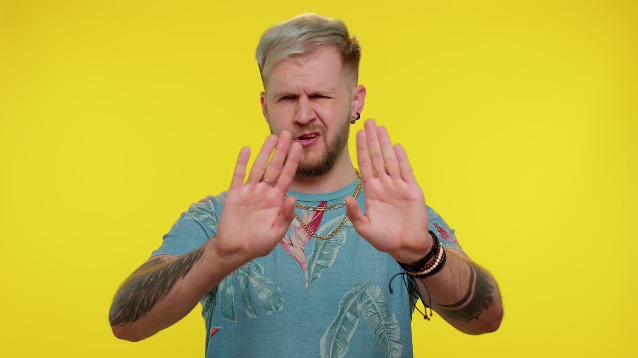 손으로 눈을 고 있는 문신을 가진 남자