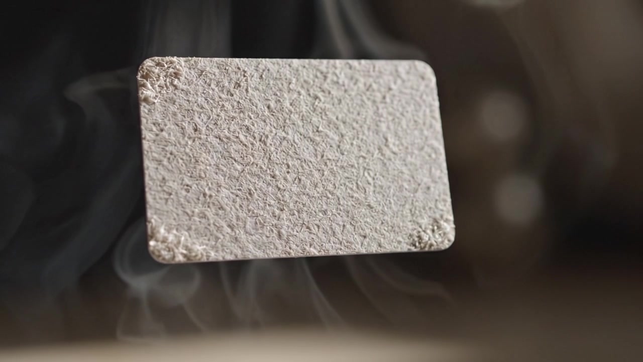 Un misterioso oggetto fluttuante circondato da fumo leggero, che cattura le intriganti dinamiche di luce e aria in due inquadrature accattivanti