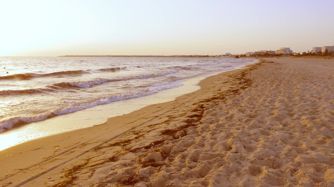 저녁 해변의 모래 위의 바다 파도. 아름다운 바다와 스카이 라인 배경
