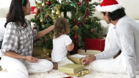 Panorama-Der-Familie,-Die-Den-Weihnachtsbaum-Schmückt