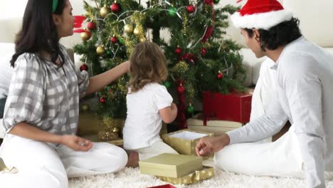 panorama de la familia decorando el árbol de navidad