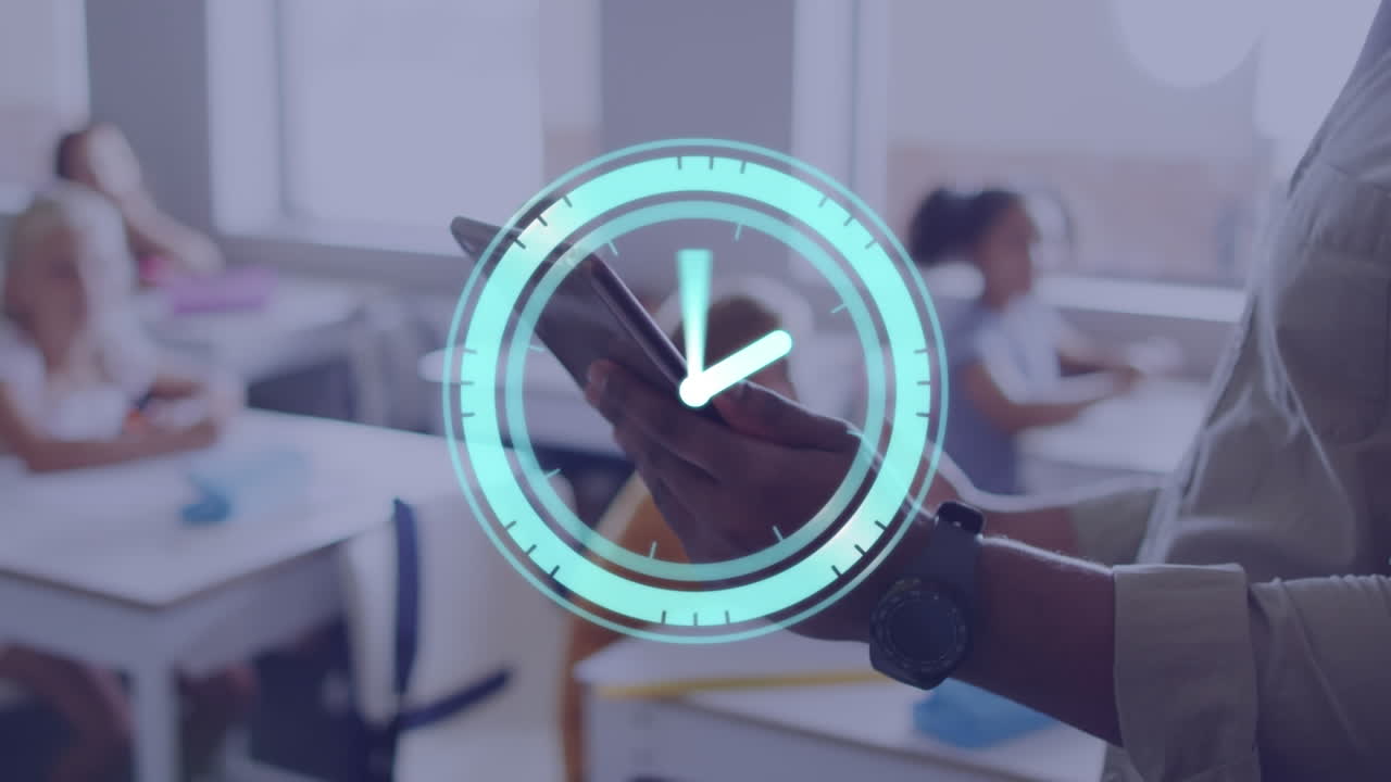animación de reloj sobre maestra afroamericana usando tableta con alumnos en los escritorios en clase
