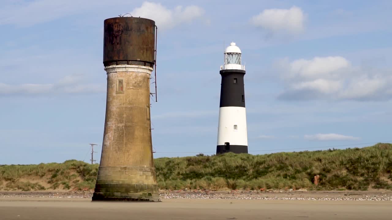 두 개의 탑이 나란히