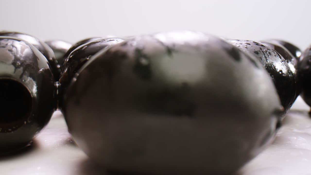 окрашенные круглые зеленые оливки из греции в качестве фона, вид сверху. высококачественный 4k кадр