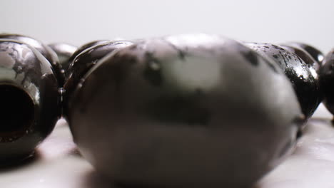 aceitunas verdes redondas en vinagre de grecia como fondo, vista de arriba. imágenes de alta calidad en 4k