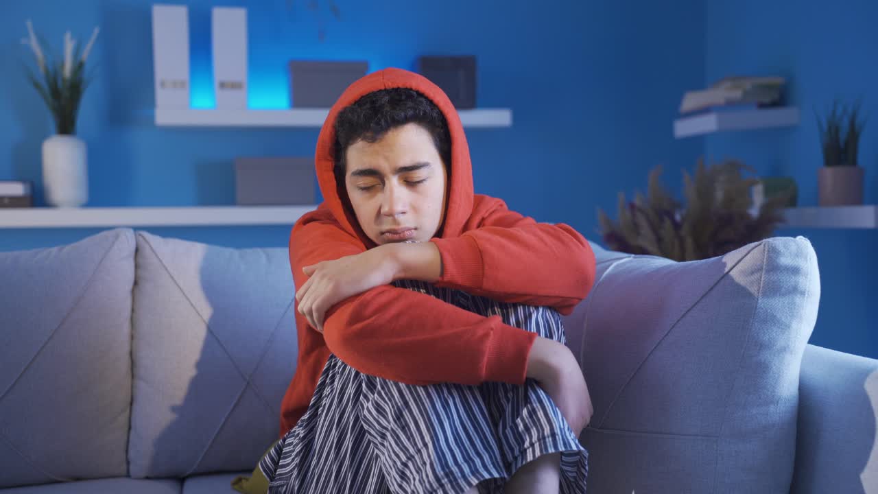 부정적인 사려 깊은 불행한 젊은 남자가 머리를 흔들고 있습니다.