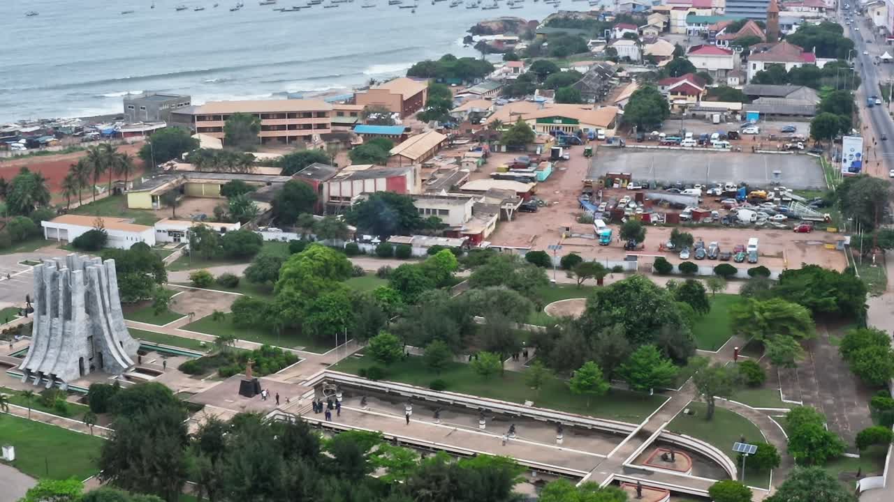 Vista da orla marítima de Accra e da vida urbana do alto durante o dia