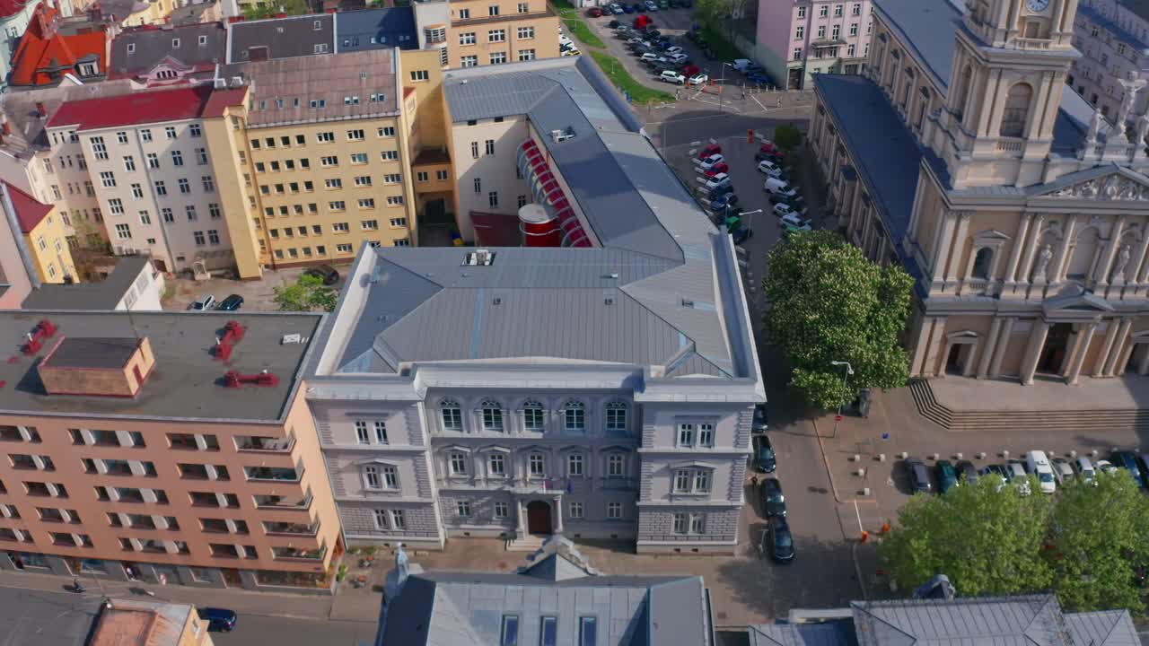 Ripresa aerea rotante di un drone di un edificio nel centro di Ostrava, facoltà di arte