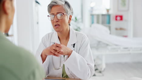 mujer, médico y paciente de consulta