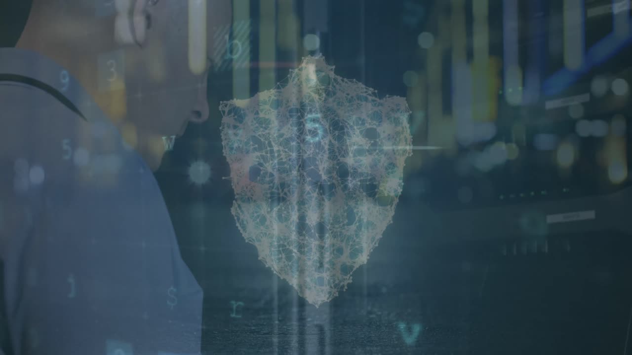 animación de advertencia de ataque cibernético y procesamiento de datos con icono de escudo sobre empresario caucásico