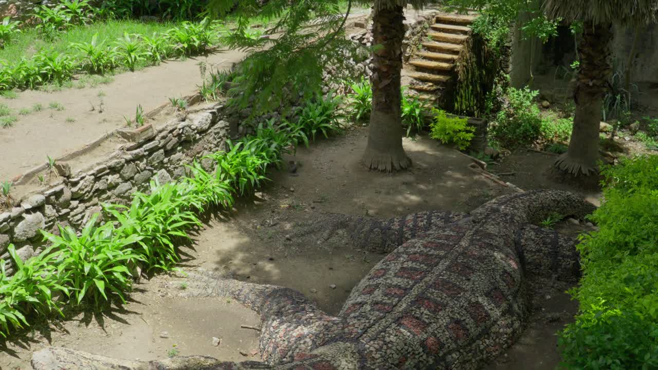 una ardilla subiendo a una escultura de un cocodrilo