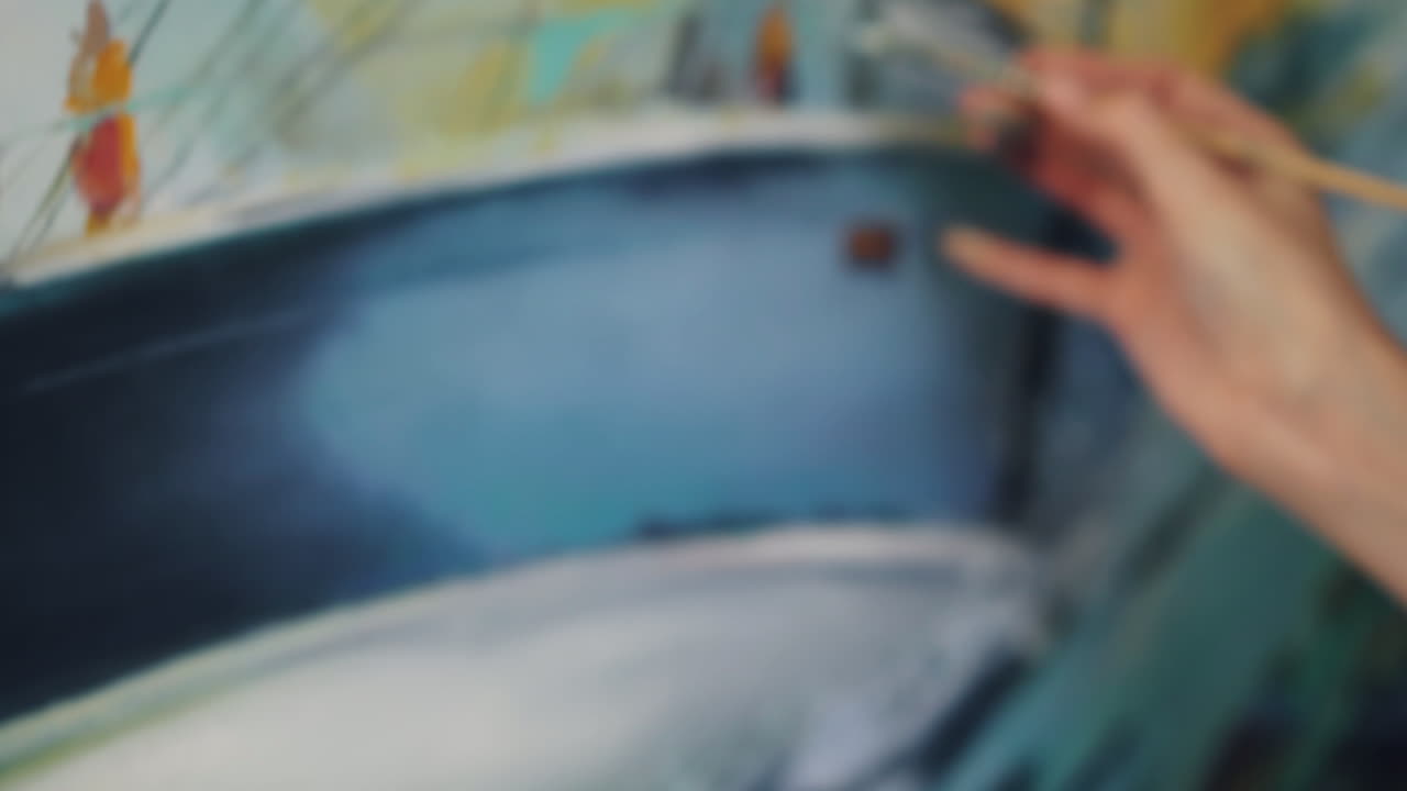 스튜디오에서 그림 그리는 예술가