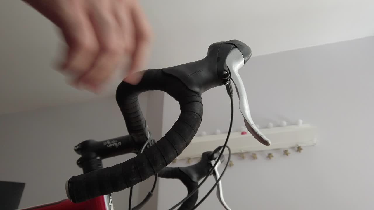 로드 바이크에서 브레이크를 밟고 기어를 바꾸는 장면