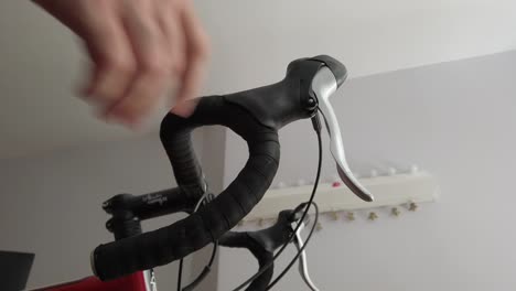 una grabación de mí apretando los frenos y cambiando de marcha en mi bicicleta de carretera