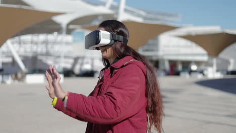 Mujer-Sonriente-Experimentando-Auriculares-Vr-Al-Aire-Libre