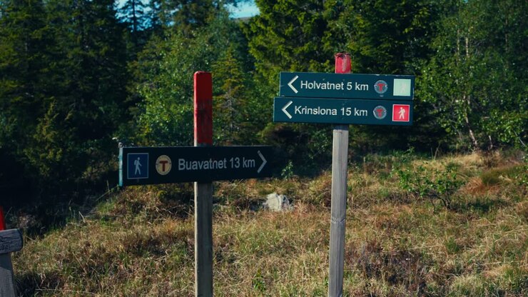 Cartello segnaletico lungo il sentiero escursionistico a Skurven, Indre Fosen, Norvegia