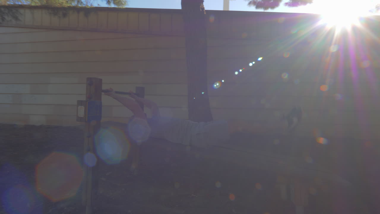 abdominales trabajando en un parque