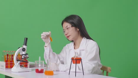 científico que lleva a cabo un experimento químico