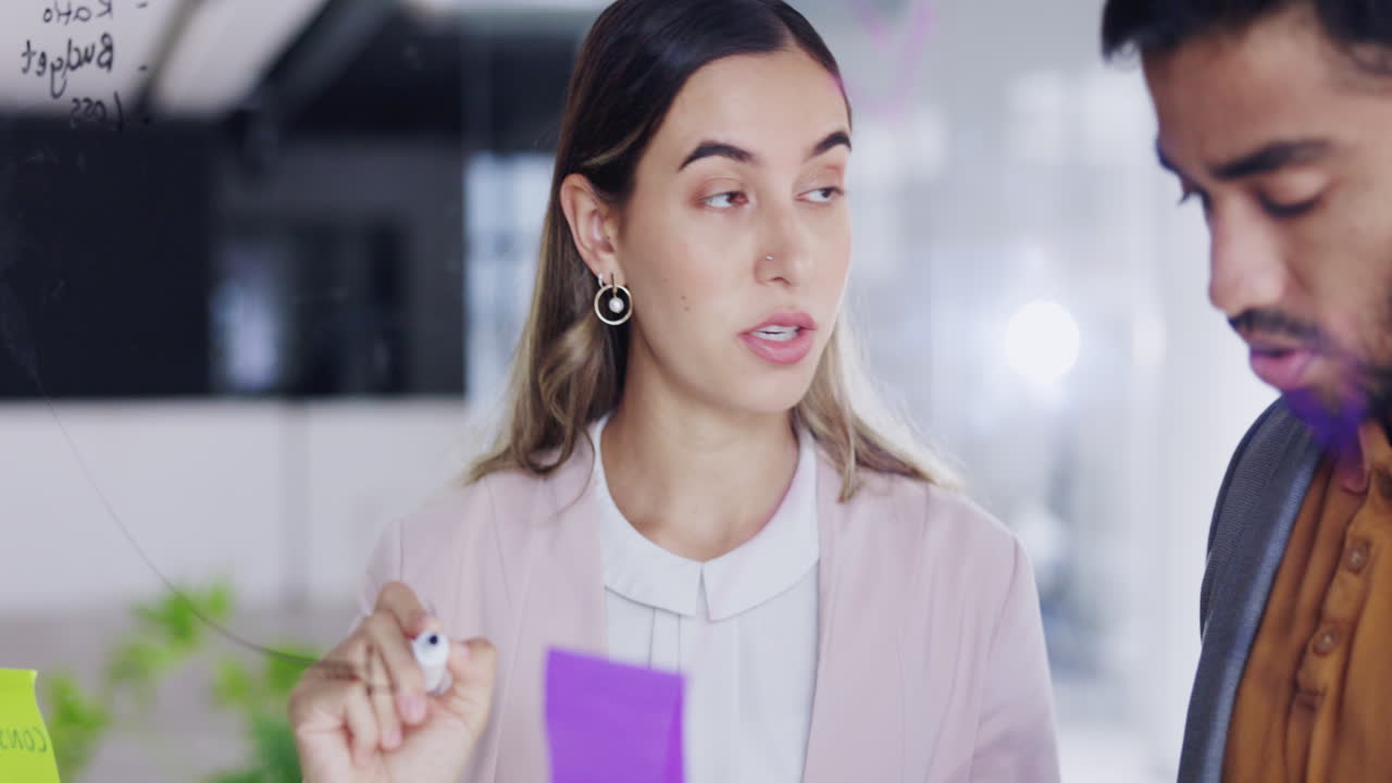 mujer de negocios, hombre y vidrio para la escritura de ideas