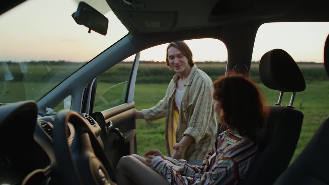 해가 지는 동안 부부 로드 트립