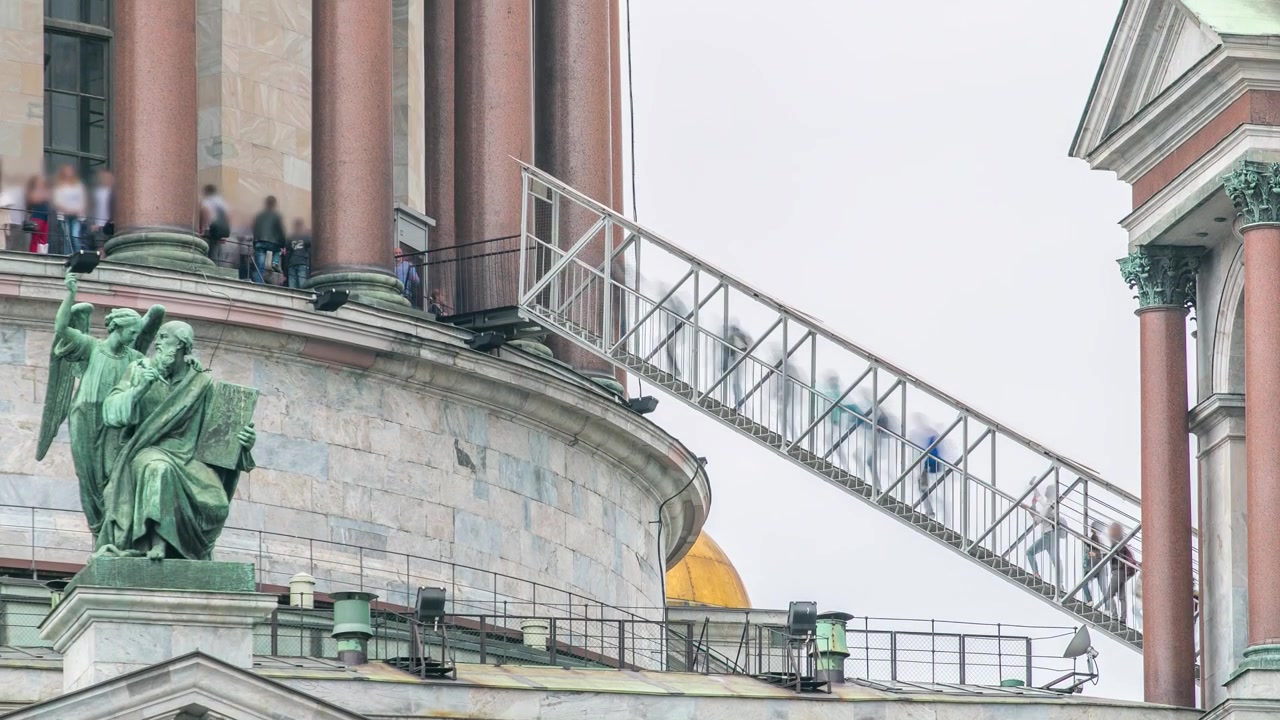 La cúpula de la Catedral de San Isaac en timelapse en San Petersburgo, Rusia. Turistas en la columnata.