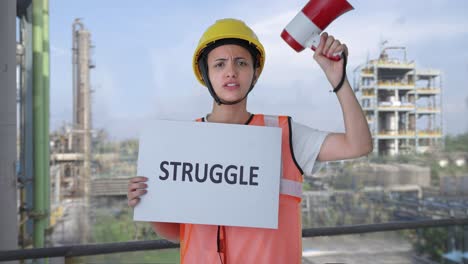 una trabajadora de la construcción india enojada protestando contra la lucha