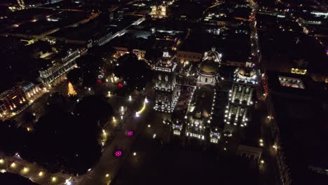 Nachtluftaufnahme-Bei-Der-Annäherung-An-Die-Kathedrale-Von-Puebla,-Mexiko