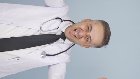 el video vertical del doctor está feliz y se regocija.
